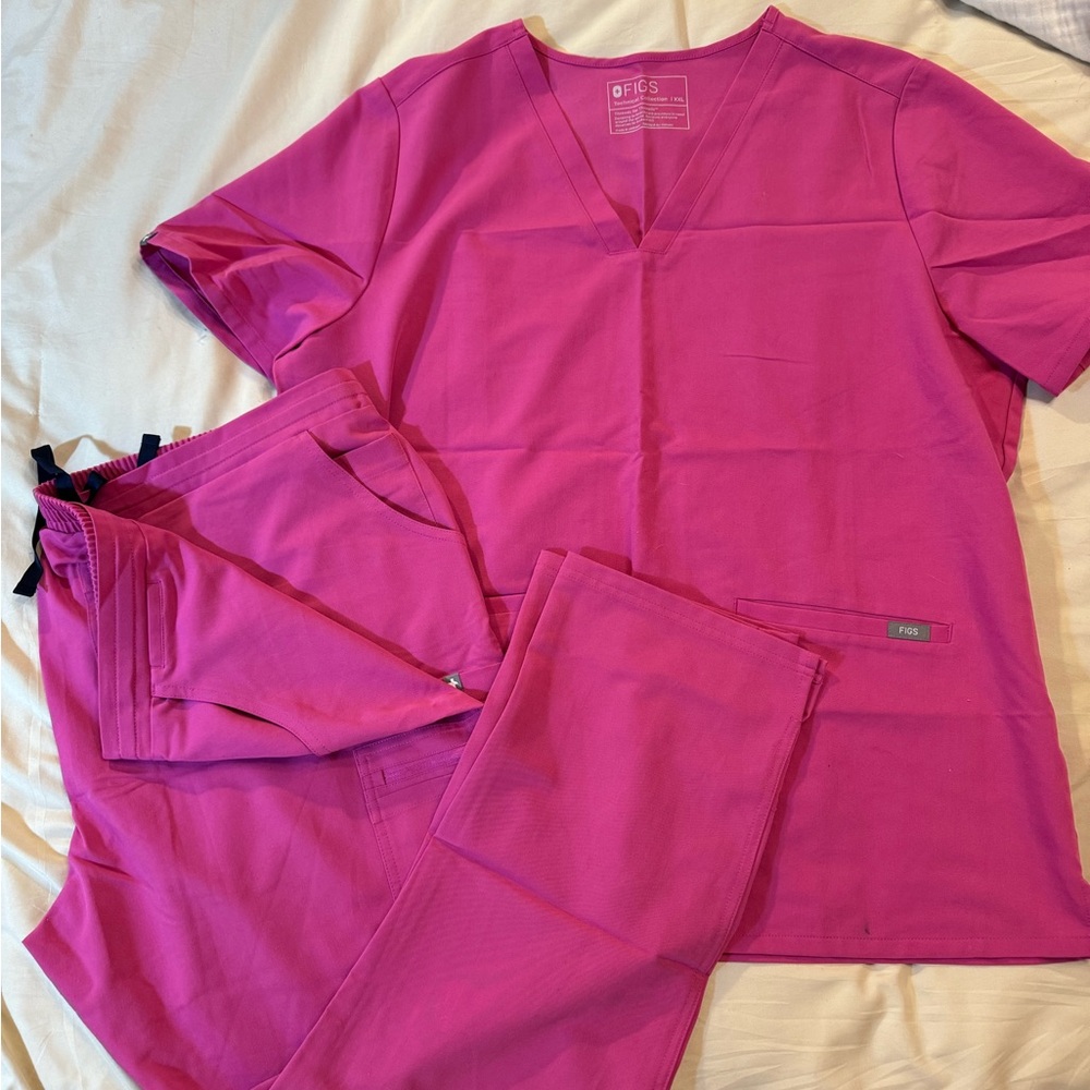 FIGS NWOT Electric Orchid Scrub Set